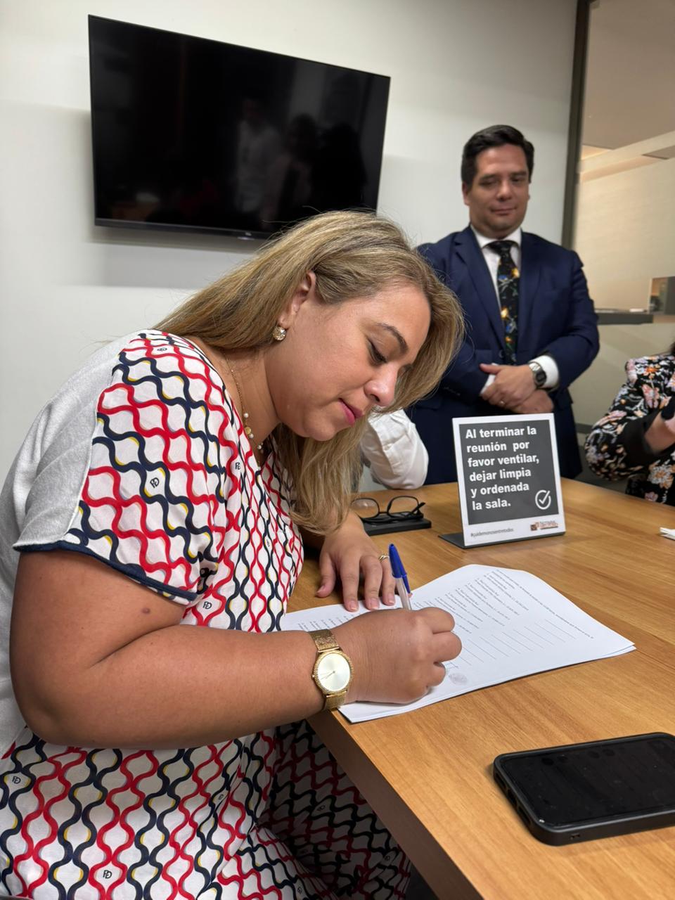 Firmando el acta constitutiva