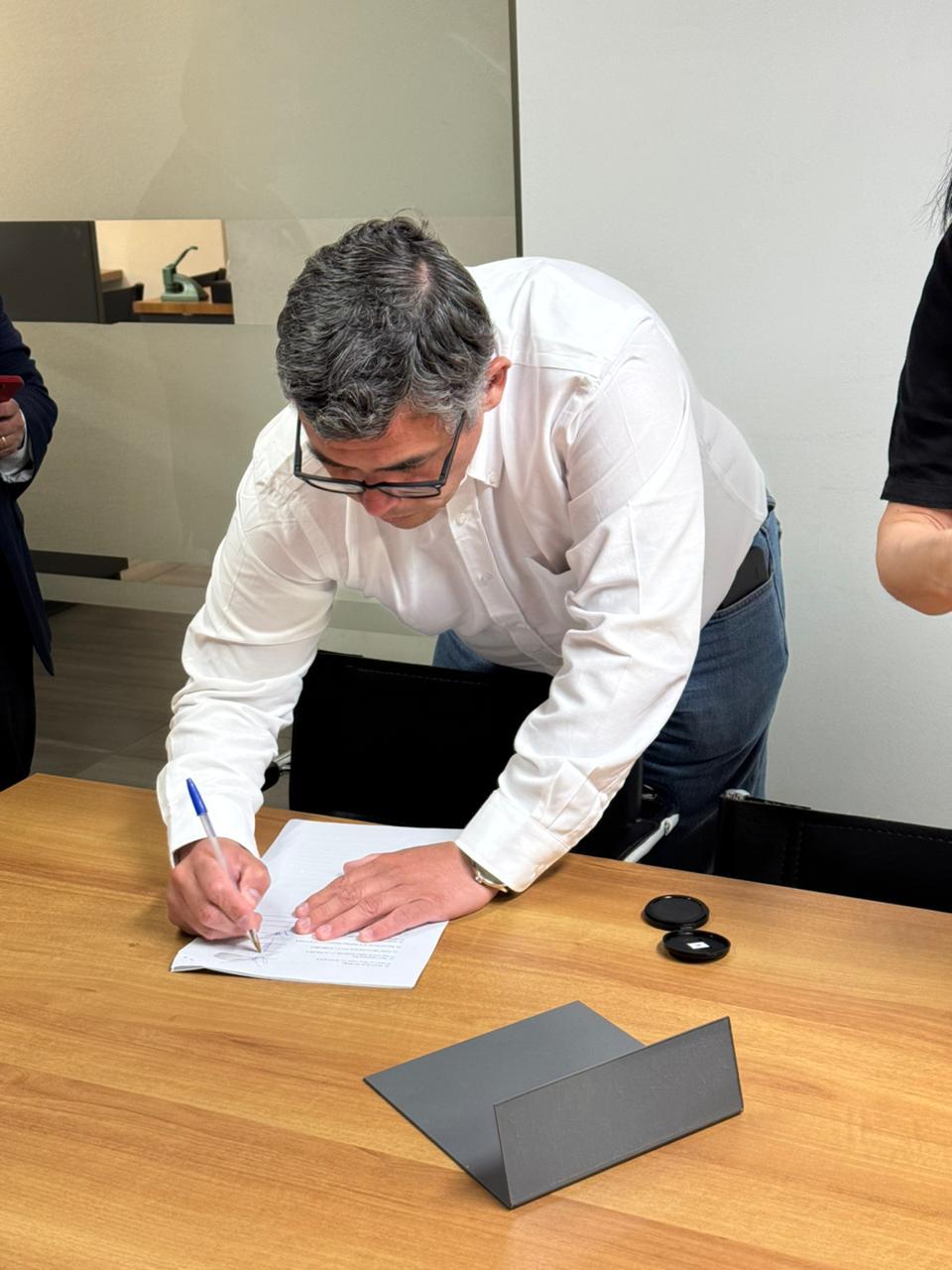 Firmando el acta constitutiva